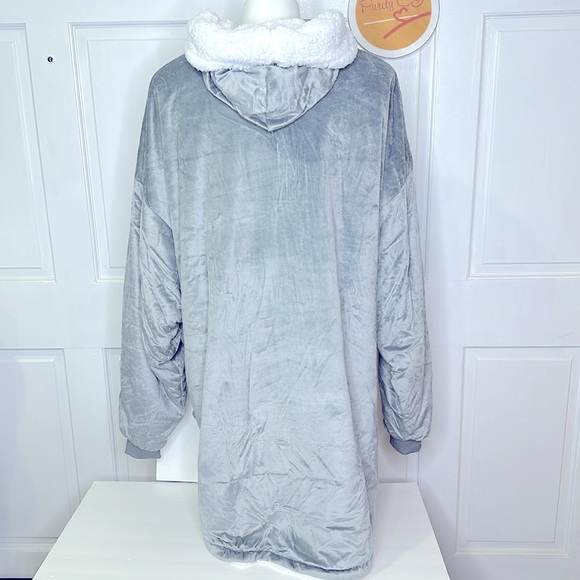 CUDDLE CREW Reversible Blanket Hoodie Gray / Charcoal One Size fits most NWT - Picture 6 of 13